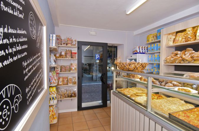 arredamento negozi panetteria borgosesia (24)